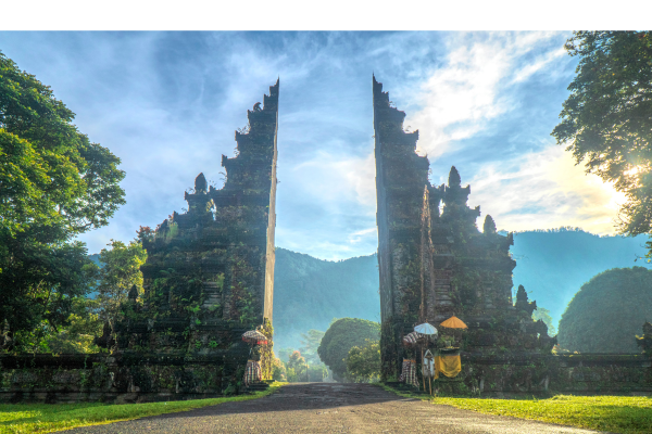 Portão dividido do templo Pura Lempuyang em Bali, Indonésia, com vista para o Monte Agung ao fundo em um cenário nublado e espiritual.